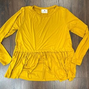 Betsey’s Boutique mustard ruffle front top SZ SM